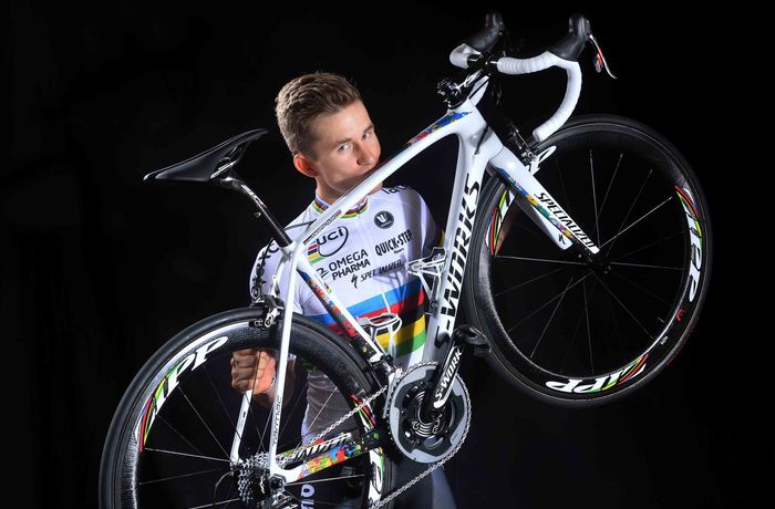 Michal Kwiatkowski toont regenboogtrui