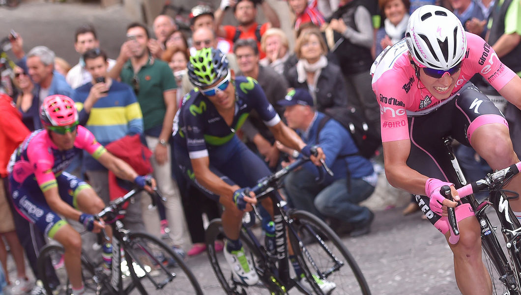 Bob Jungels verdedigt Maglia Rosa met panache