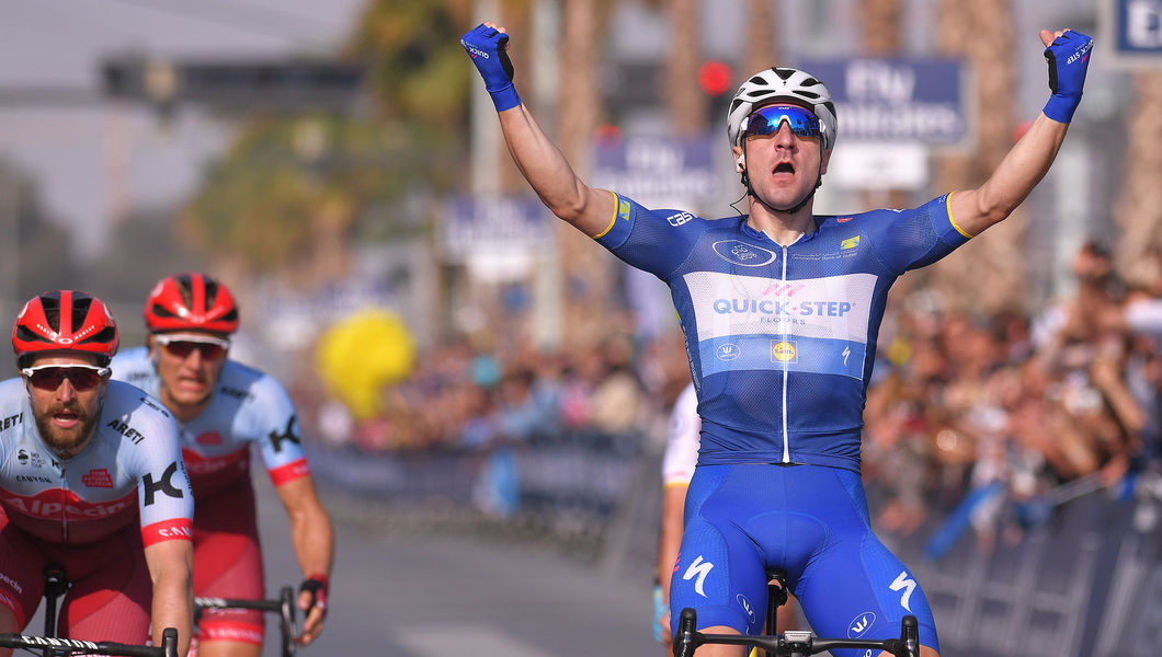 Elia Viviani in stijl naar eindzege in Dubai Tour