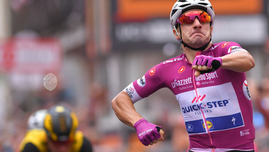 Elia Viviani wins the Giro d’Italia cyclamen jersey