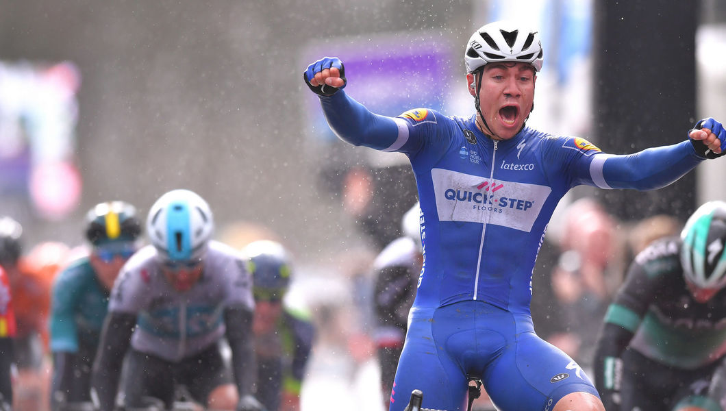 Fabio Jakobsen schittert met winst in regenachtige Scheldeprijs