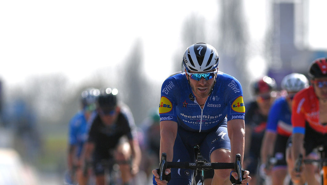 Deceuninck – Quick-Step active in a chaotic Dwars door Vlaanderen