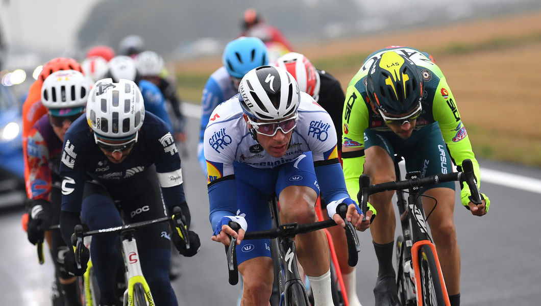 Keisse features in the break on wet Giro d’Italia day