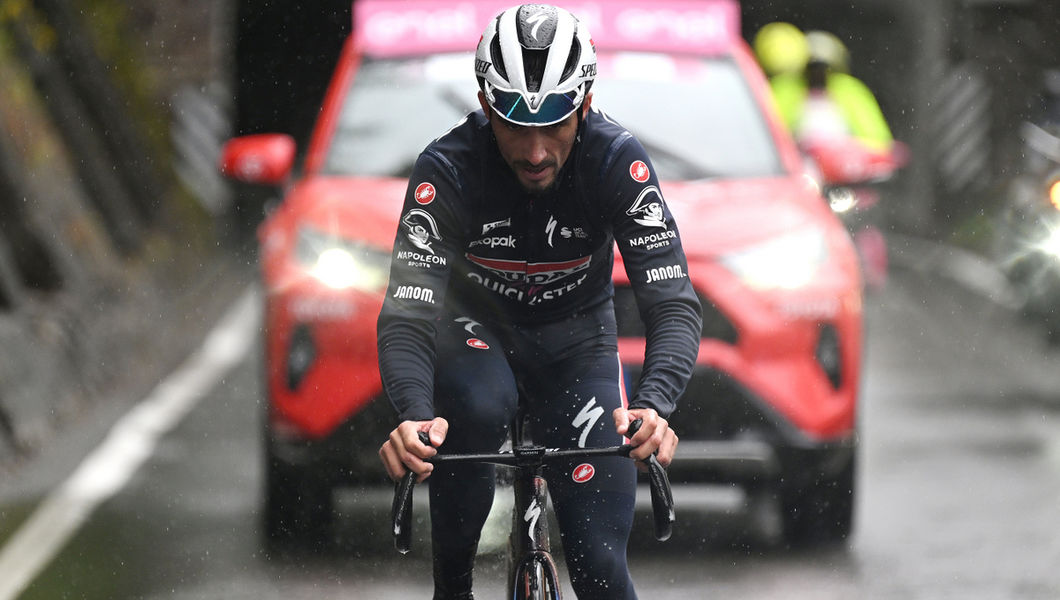 Alaphilippe kleurt danteske rit in Giro d’Italia