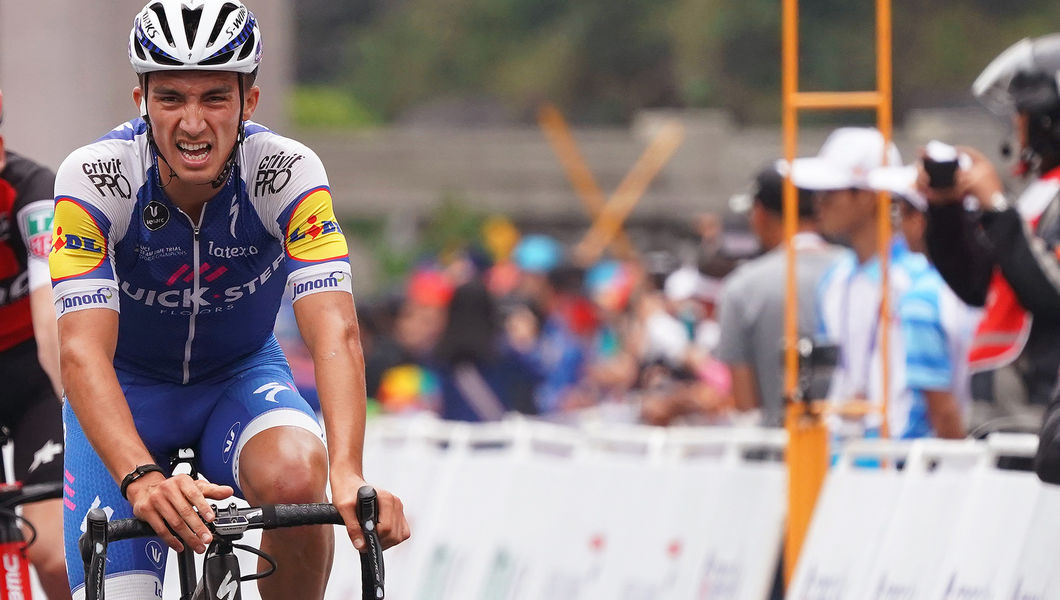 Alaphilippe klimt richting podium in Guangxi