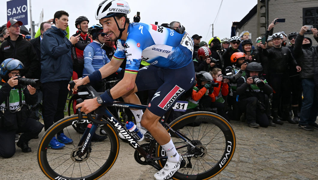 E3 Saxo Classic: Alaphilippe active on the cobbles