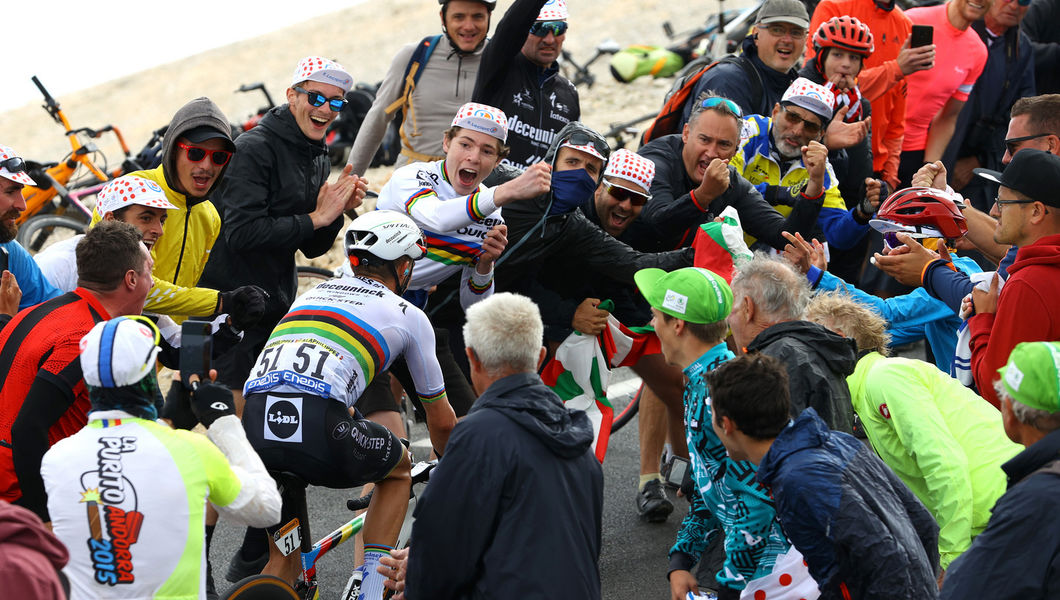 Tour de France: Alaphilippe toont regenboogtrui op Mont Ventoux