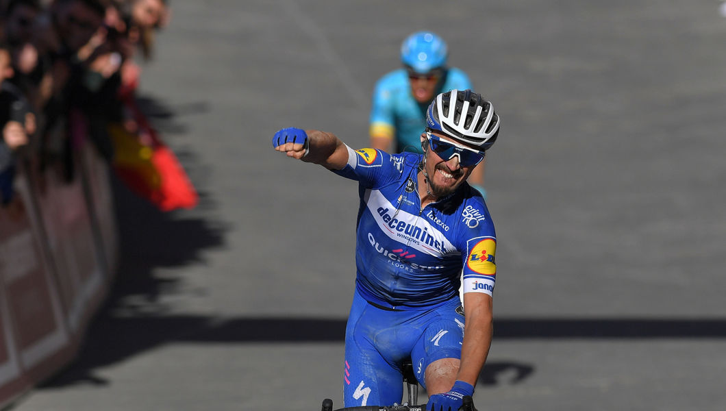 Julian Alaphilippe zegeviert bij debuut in Strade Bianche