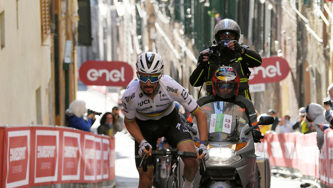 Wereldkampion Alaphilippe op het podium in Strade Bianche