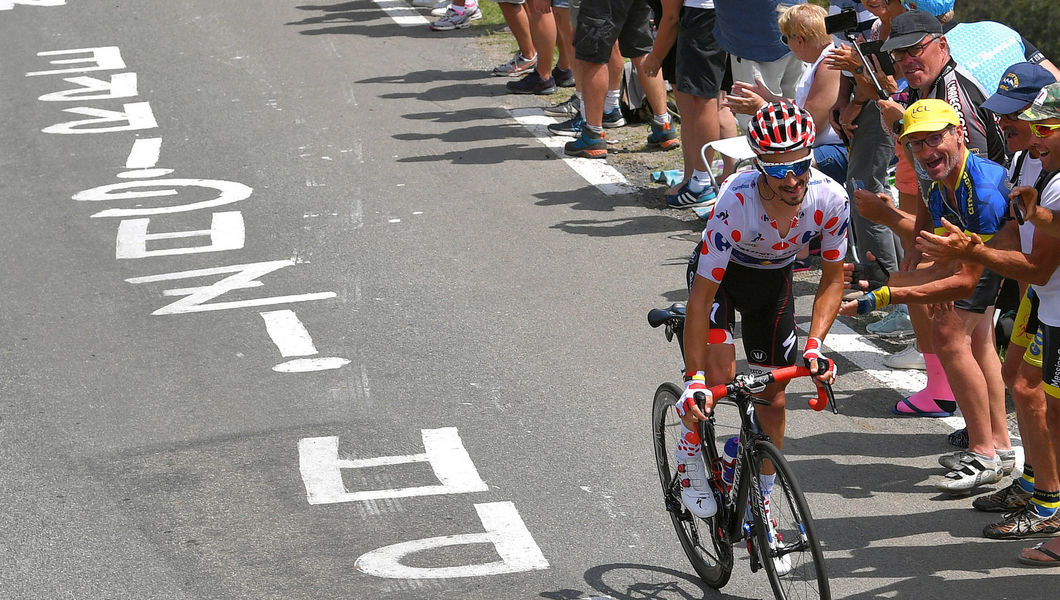 Alaphilippe stelt bolletjestrui veilig 