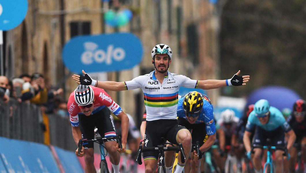 Tirreno-Adriatico: de regenboogtrui schittert