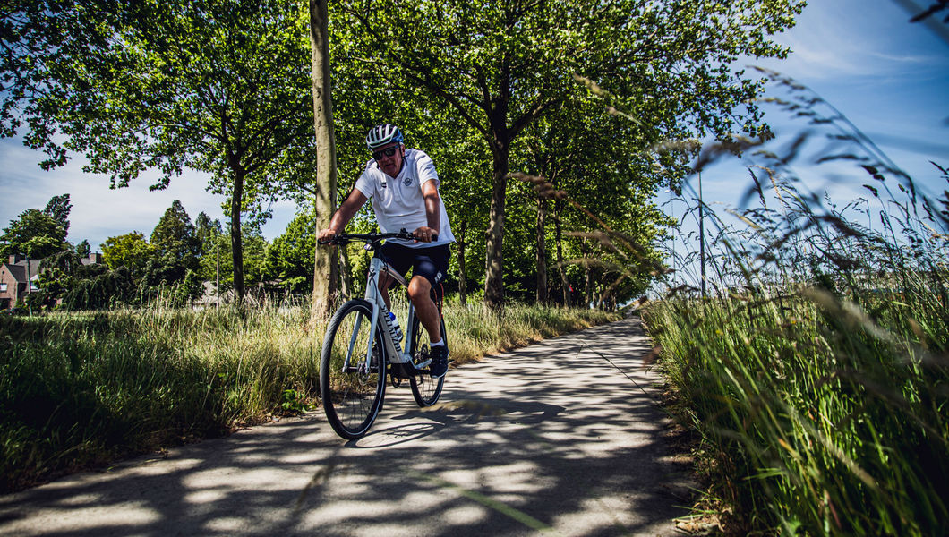 Coffee with the boss: Patrick Lefevere visits Yves Lampaert by e-bike