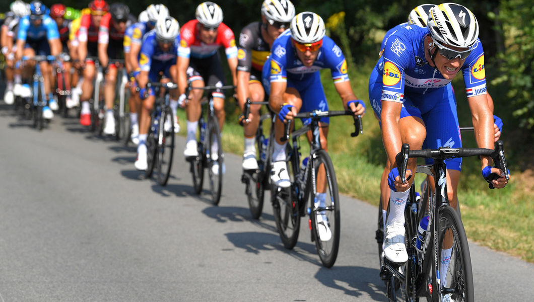 Quick-Step Floors maakt koers tijdens nerveuze rit