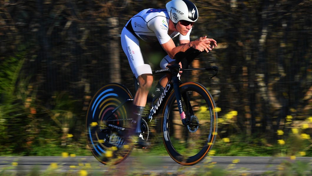 Evenepoel stormt naar gele trui