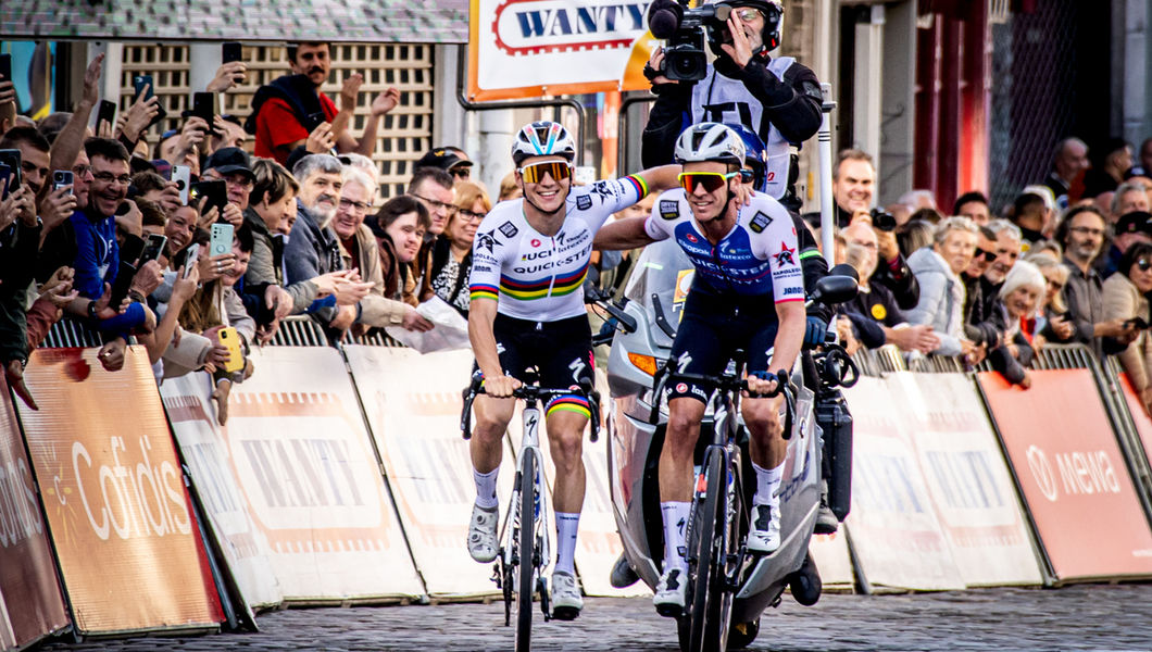 Remco Evenepoel shows off rainbow jersey in Binche