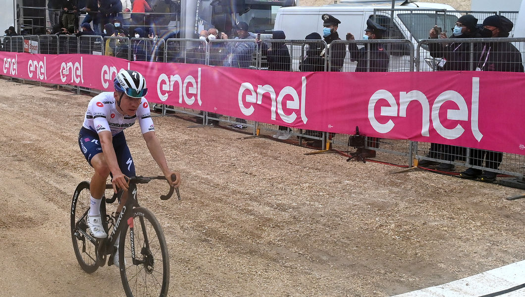 Giro: Evenepoel toont weerbaarheid op lastige aankomst