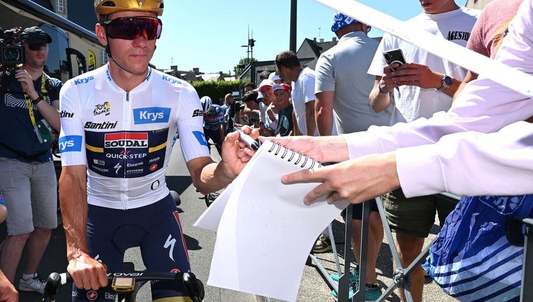 Le Tour: Evenepoel blijft in witte trui