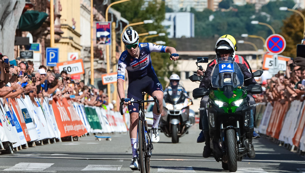 Rémi Cavagna smashes Slovakia opening stage