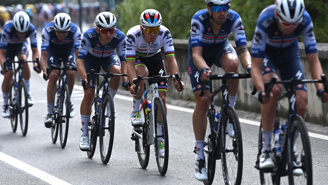 Giro d’Italia: Evenepoel beleeft kalme dag in Napoli