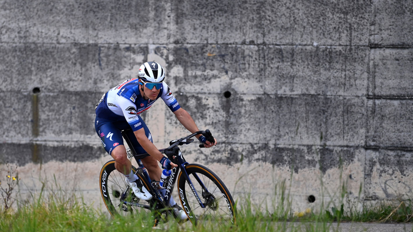 Rit Tirreno-Adriatico ingekort door harde wind