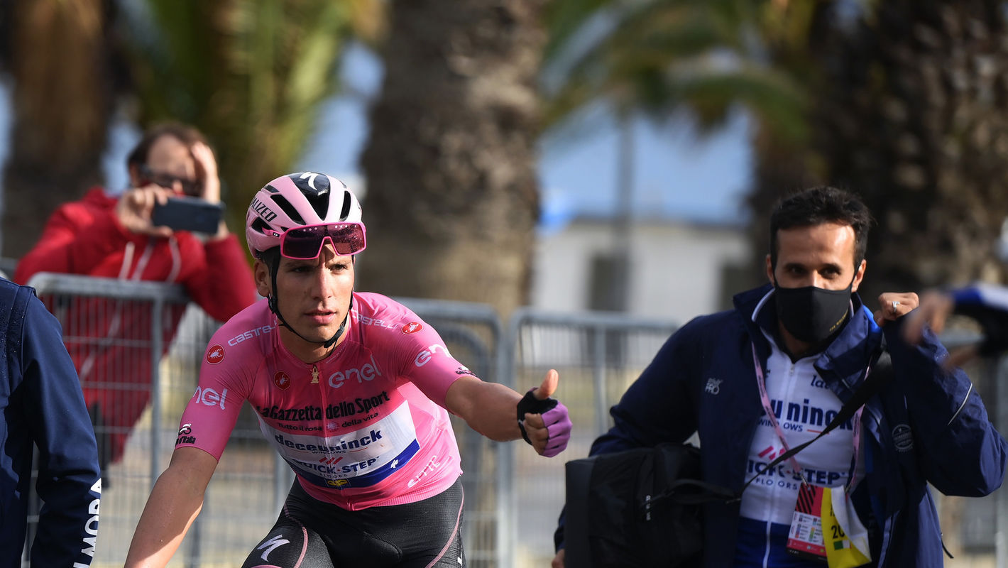 Almeida verdedigt roze trui met panache