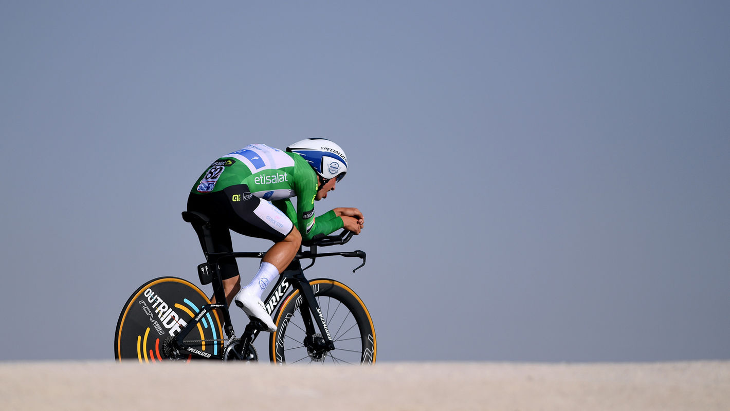 UAE Tour: Almeida levert solide tijdrit af