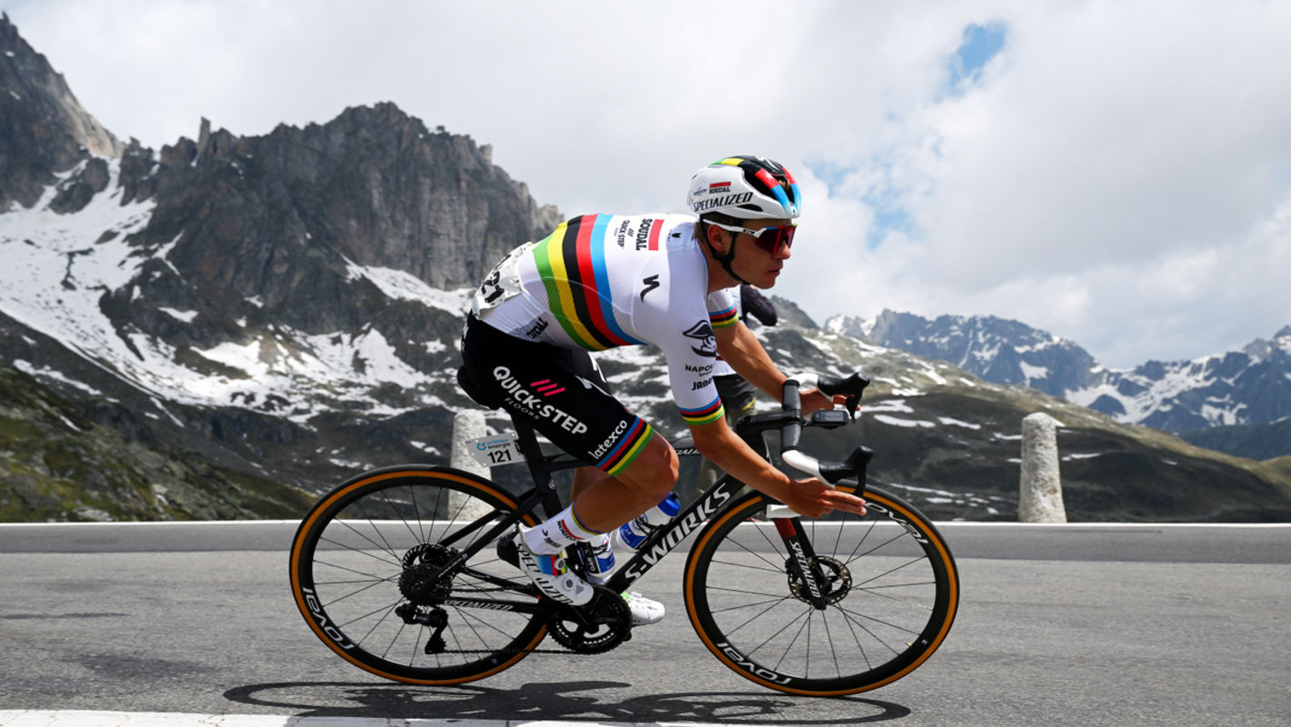 Remco Evenepoel fights on in Suisse