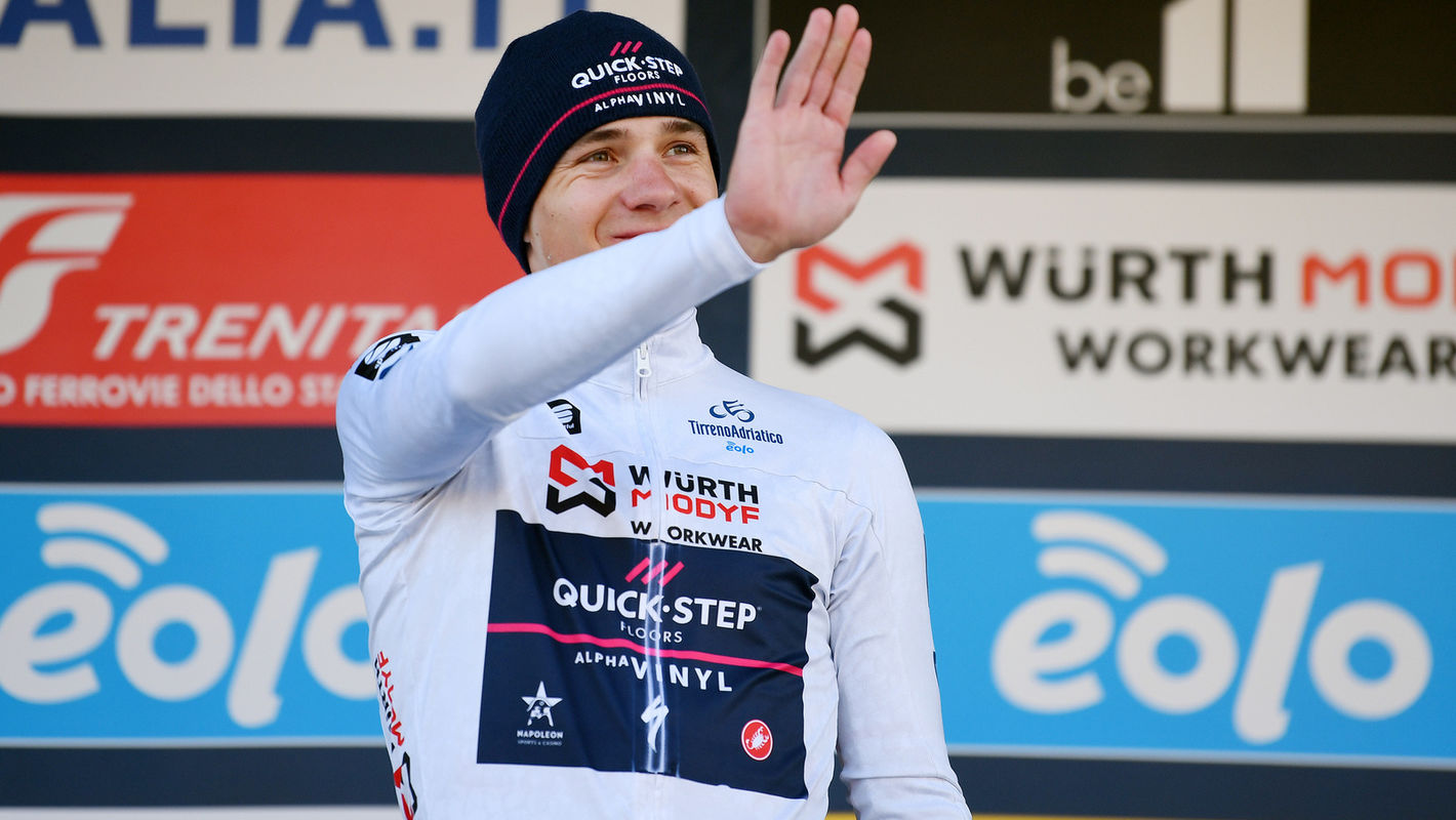 Evenepoel in het wit na openingstijdrit Tirreno-Adriatico