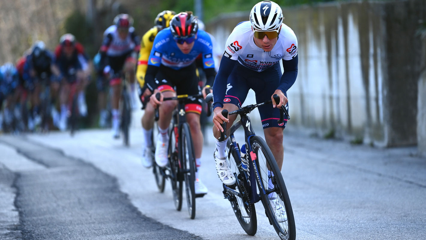 Evenepoel vecht terug in chaotische Tirreno-Adriatico finale