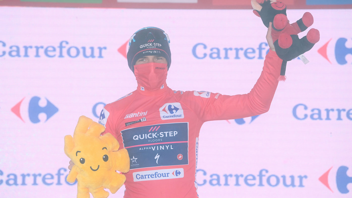 Evenepoel grijpt rode trui in Vuelta