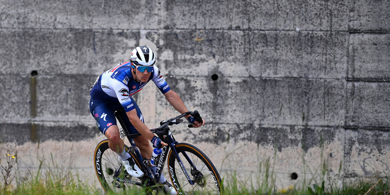 Rit Tirreno-Adriatico ingekort door harde wind