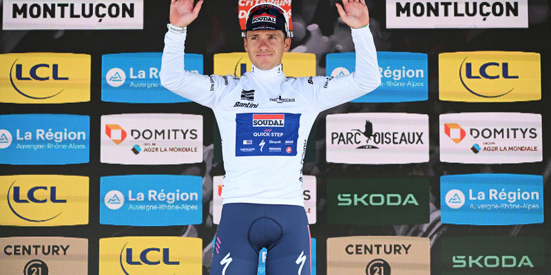 Dauphiné: Evenepoel in witte trui
