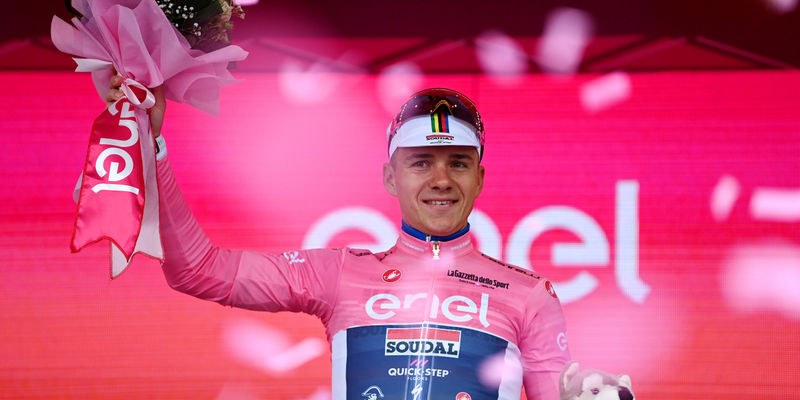 Remco Evenepoel verstevigt leiding in Giro d’Italia
