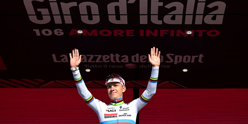 Giro d’Italia: Evenepoel terug in regenboogtrui