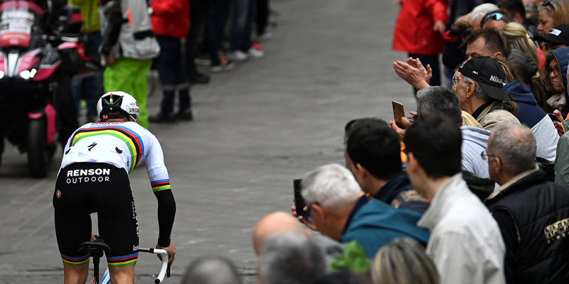 Il Giro: Evenepoel blijft goed geplaatst voor tijdrit