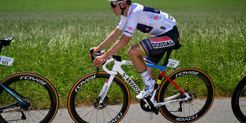 Suisse: Evenepoel blijft in witte trui