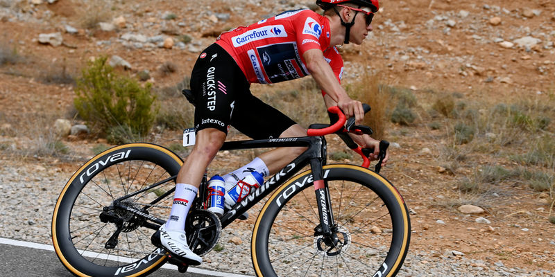 Vuelta a España: Evenepoel verstevigt leiding