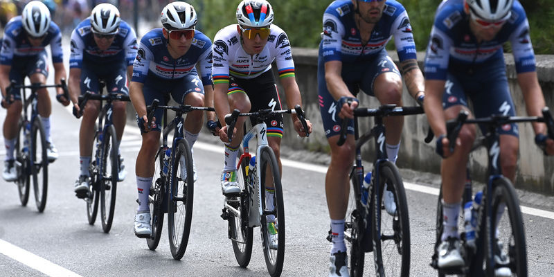 Giro d’Italia: Evenepoel beleeft kalme dag in Napoli