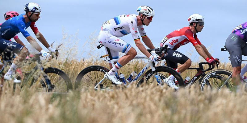 Tour de France: Echelons wreak havoc on the opening day
