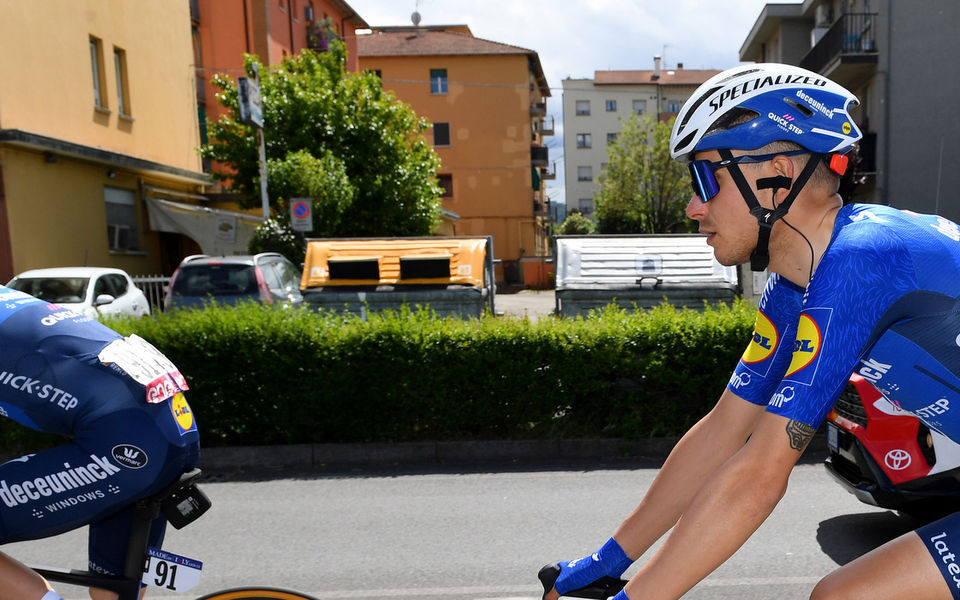 Giro d’Italia peloton terug op het vlakke