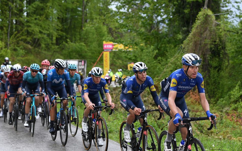 Giro: Deceuninck – Quick-Step maakt indruk op eerste aankomst bergop