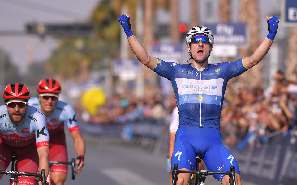 Elia Viviani in stijl naar eindzege in Dubai Tour