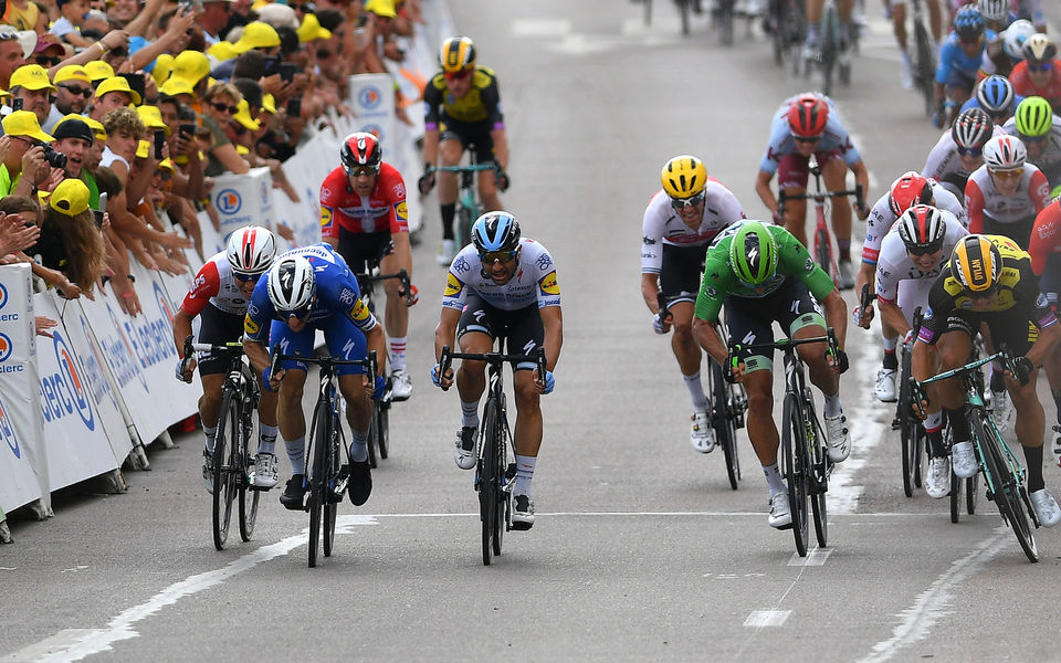 Tour de France: lekke band gooit roet in het eten voor Viviani