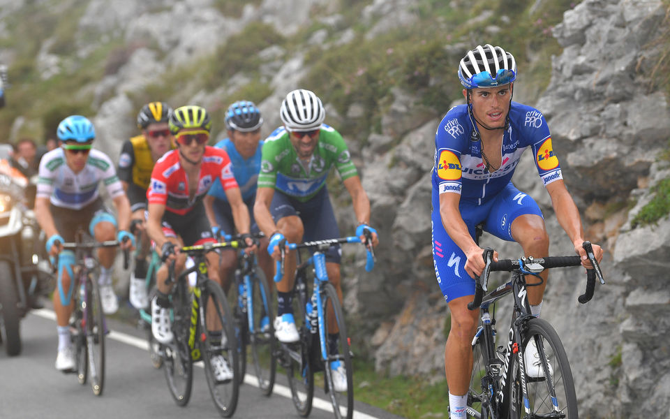 Enric Mas rides onto Vuelta a España podium