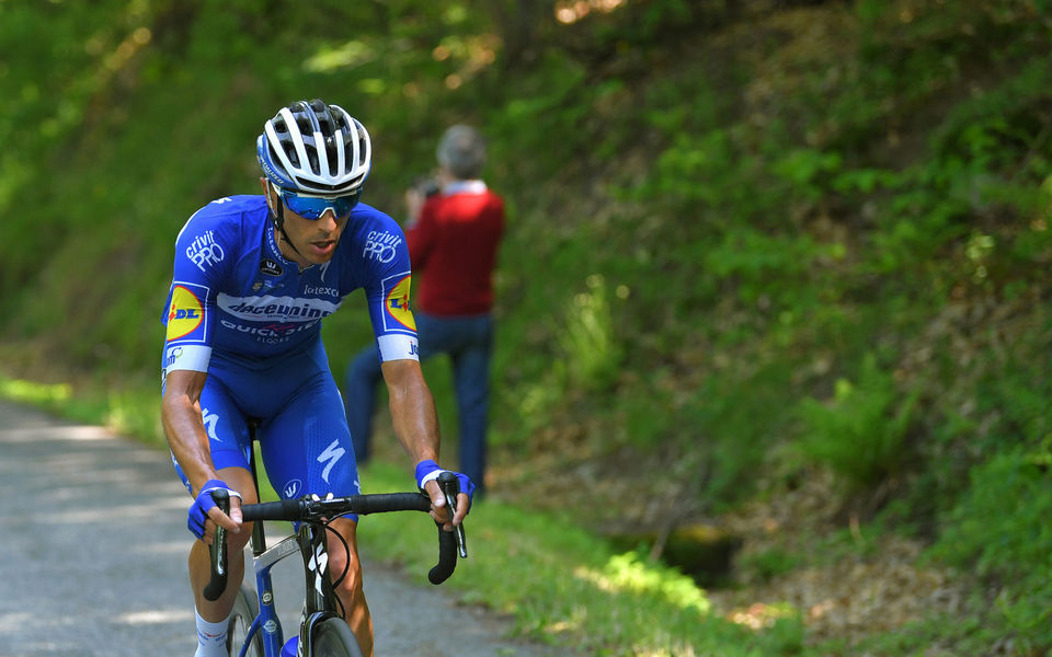 Capecchi lights up the day from the break at the Giro d’Italia