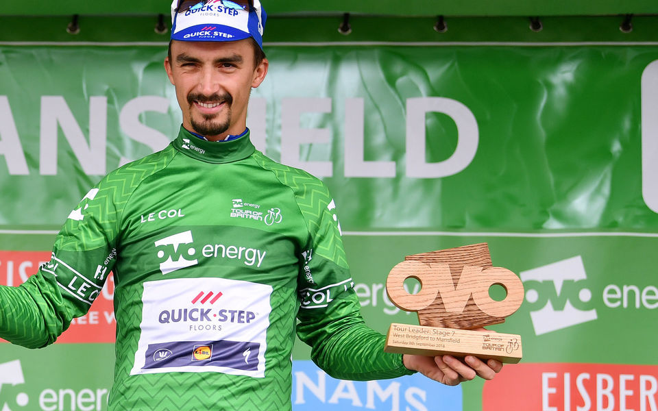 Alaphilippe blijft in groene trui op grijze dag