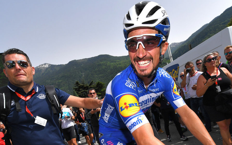 Dauphiné: Alaphilippe wint rit en pakt bolletjestrui