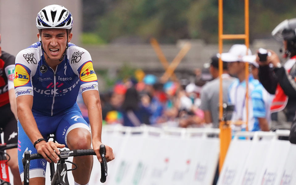 Alaphilippe klimt richting podium in Guangxi