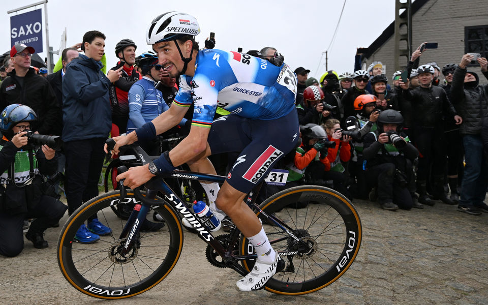 E3 Saxo Classic: Alaphilippe active on the cobbles