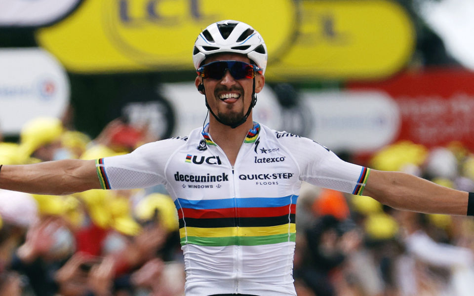 Tour de France: Alaphilippe ruilt regenboogtrui voor gele trui